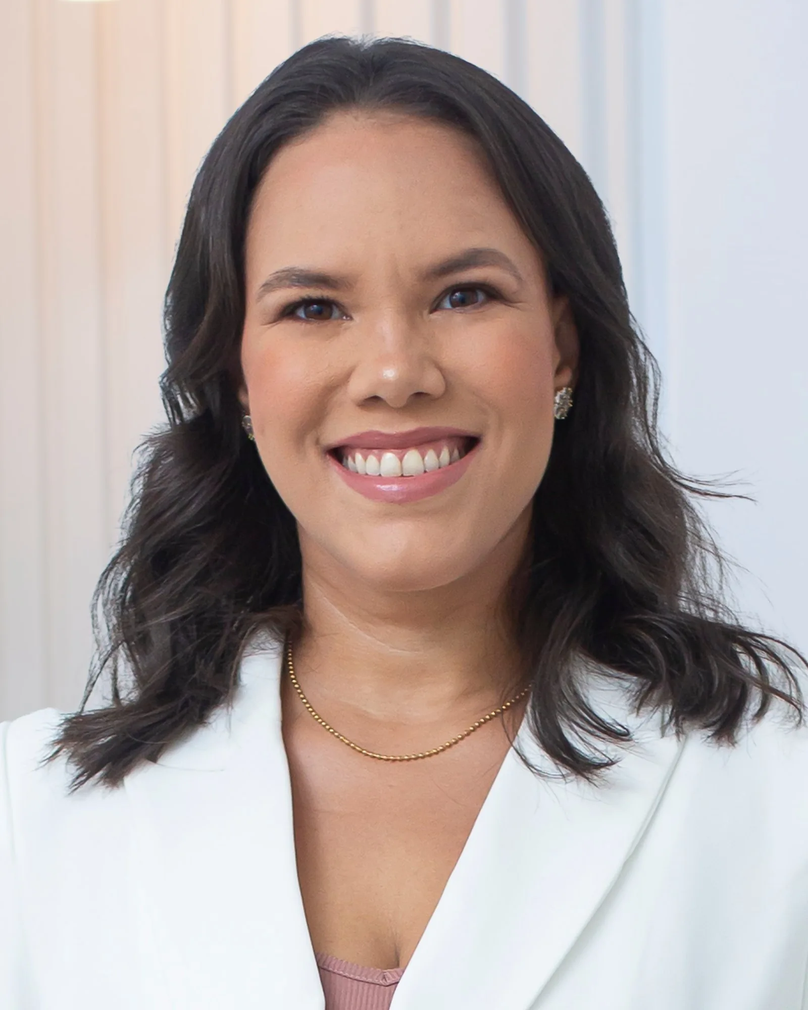 Dra. Mariana Seiffert, advogada previdenciária, sorrindo em seu escritório